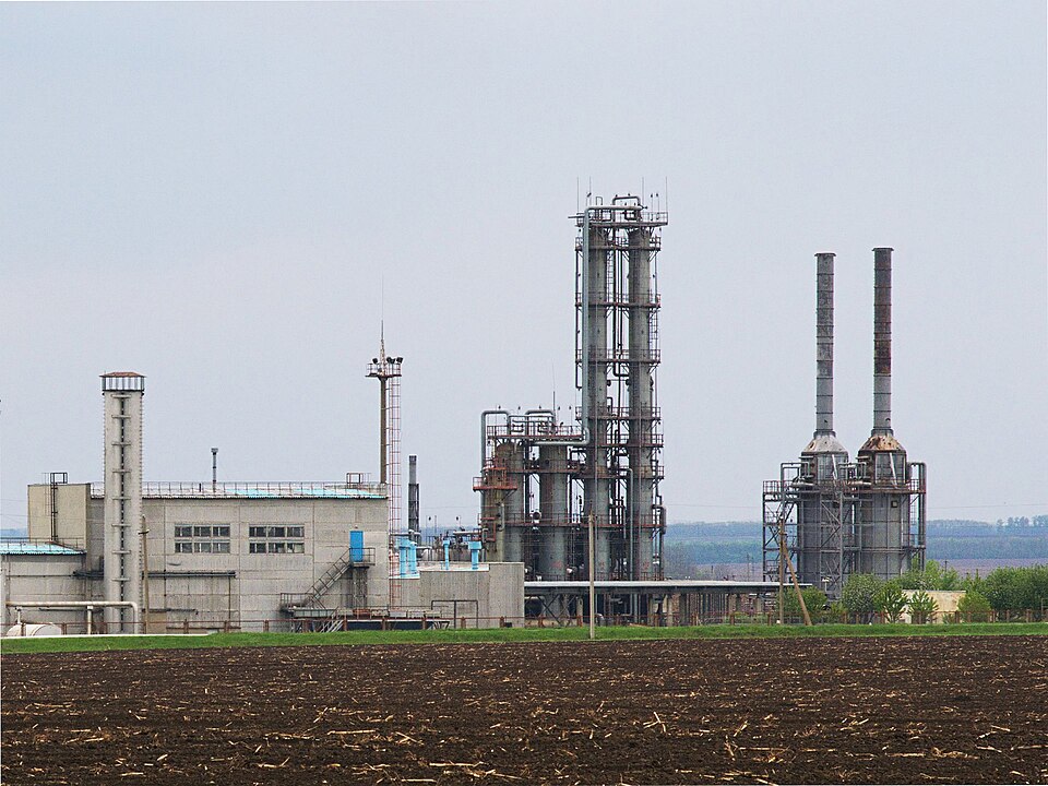 Gasoduto cortando uma paisagem industrial