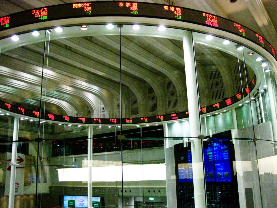 cidade financeira ao entardecer
